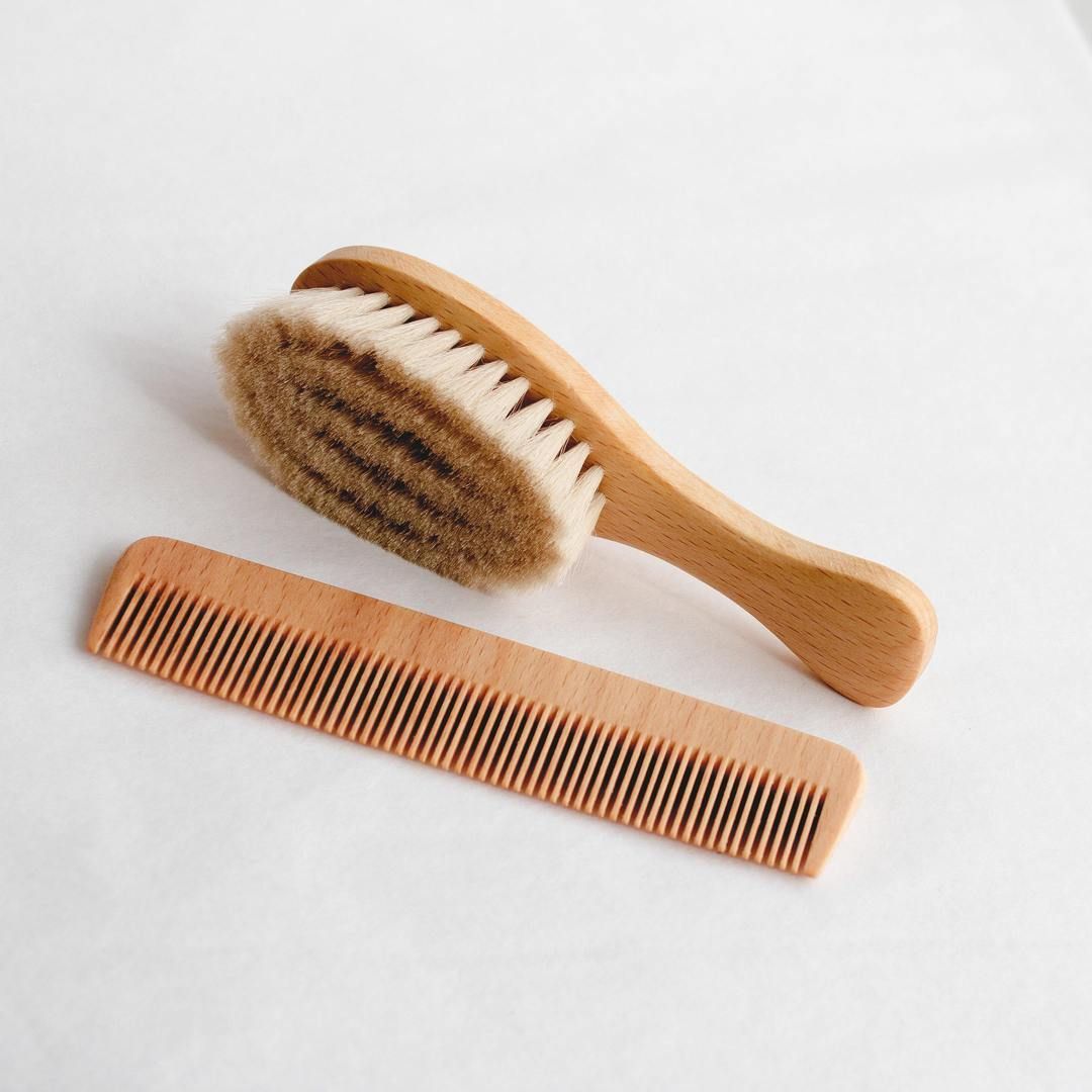 Combs & <br>Brushes